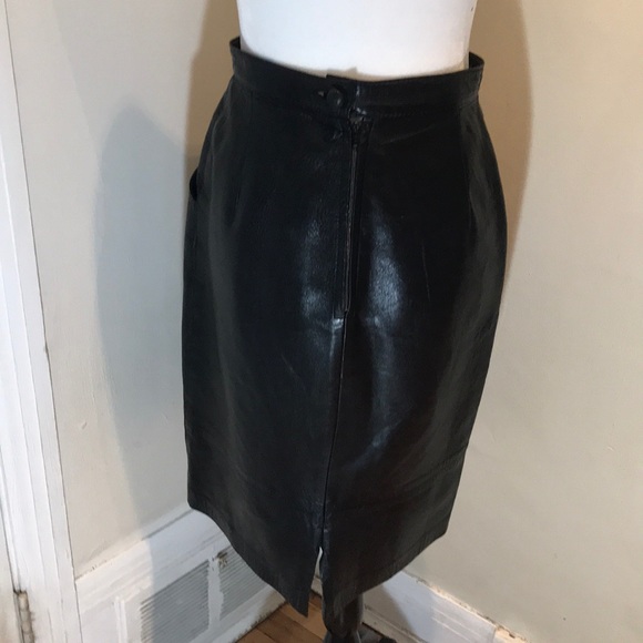 “GIGI BOUTIQUE” Vintage Black Leather Skirt. - Picture 5 of 13